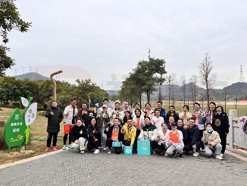 全體參賽人員合影留念，頒發(fā)獎品